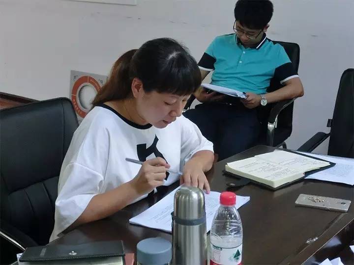 億誠(chéng)建設(shè)各部門(mén)部長(zhǎng)做半年匯報(bào)