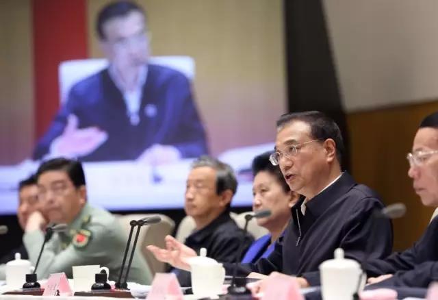 2016年5月9日,李克強(qiáng)出席全國推進(jìn)簡政放權(quán)放管結(jié)合優(yōu)化服務(wù)改革電視電話會(huì)議并講話。 2016年5月9日,李克強(qiáng)出席全國推進(jìn)簡政放權(quán)放管結(jié)合優(yōu)化服務(wù)改革電視電話會(huì)議并講話。