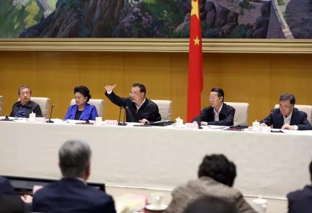 2016年5月9日,李克強(qiáng)出席全國推進(jìn)簡政放權(quán)放管結(jié)合優(yōu)化服務(wù)改革電視電話會(huì)議并講話。 2016年5月9日,李克強(qiáng)出席全國推進(jìn)簡政放權(quán)放管結(jié)合優(yōu)化服務(wù)改革電視電話會(huì)議并講話。