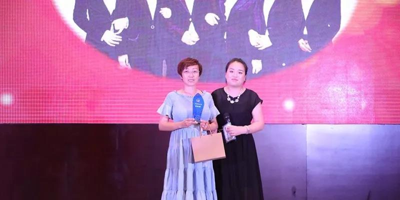 李楠副總頒發特殊貢獻獎