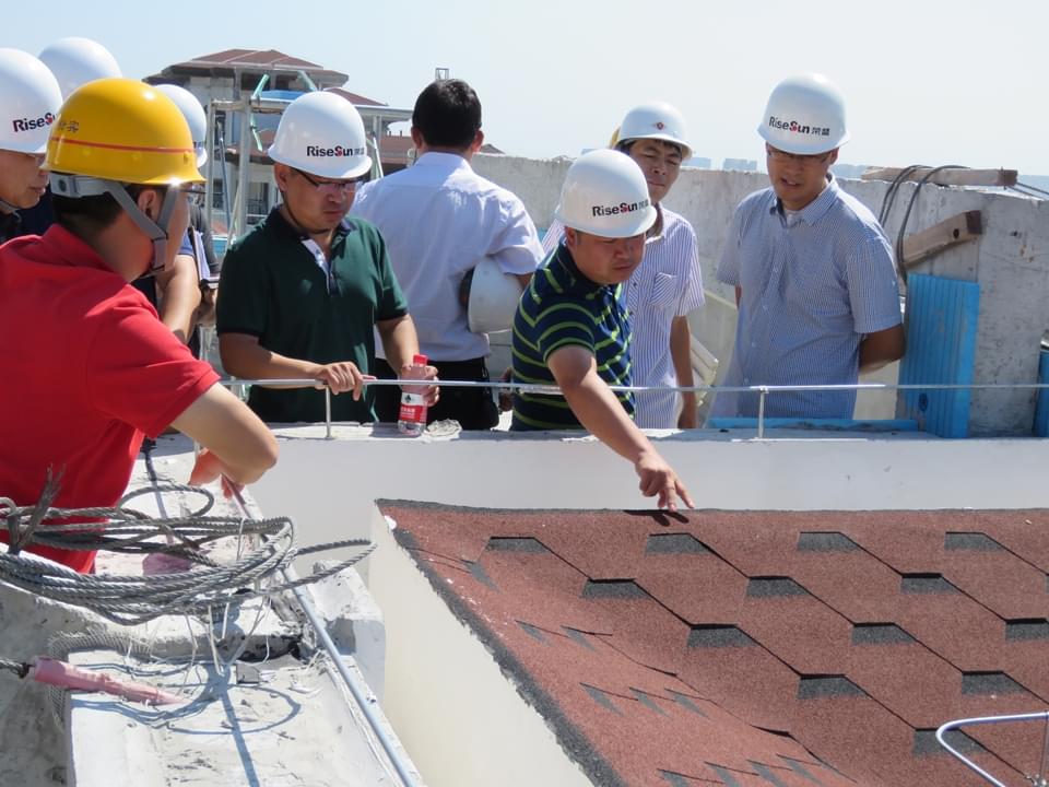 工地監理員在交談 工地監理員在交談