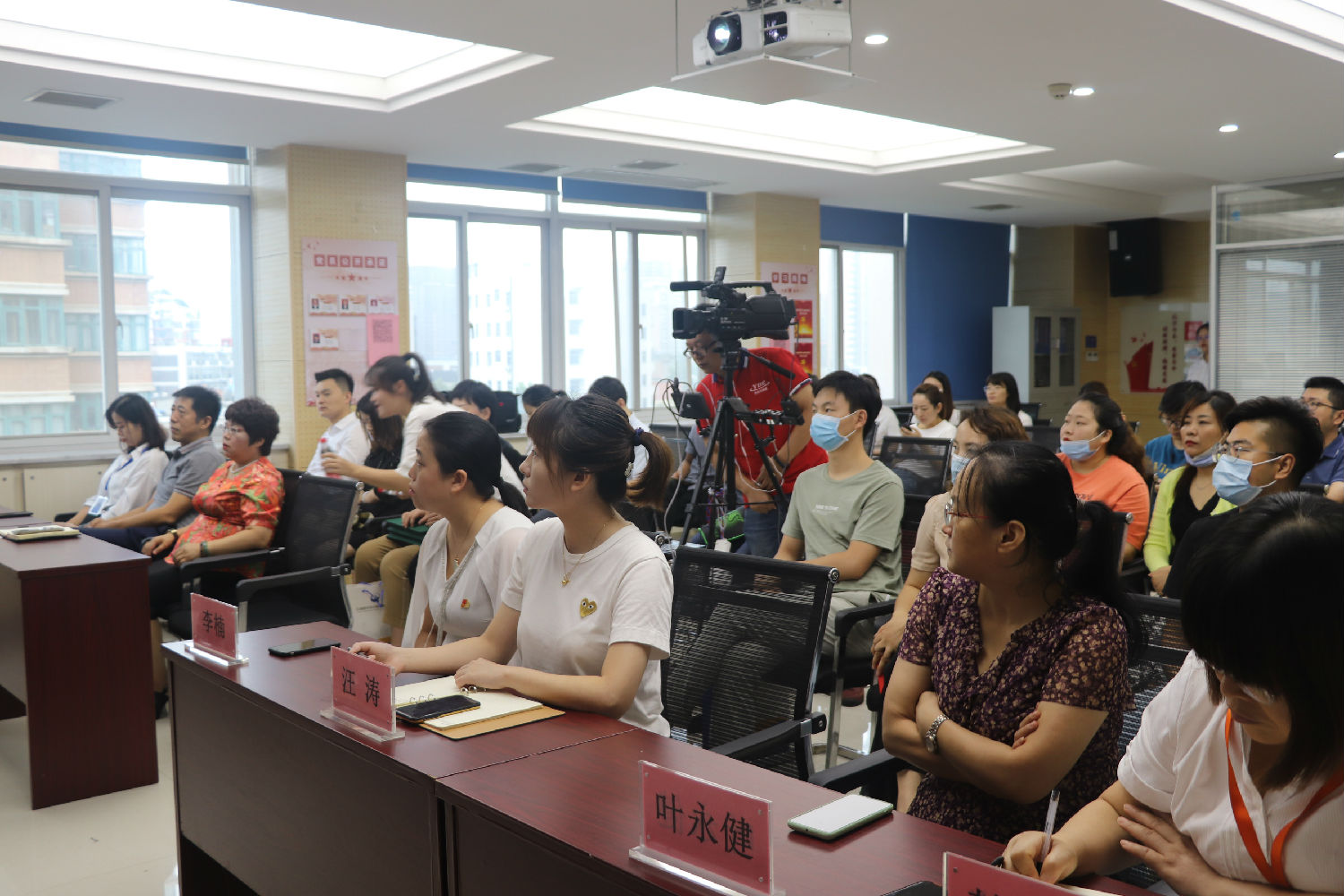 會議采取了線下會議+線上直播的方式 會議采取了線下會議+線上直播的方式