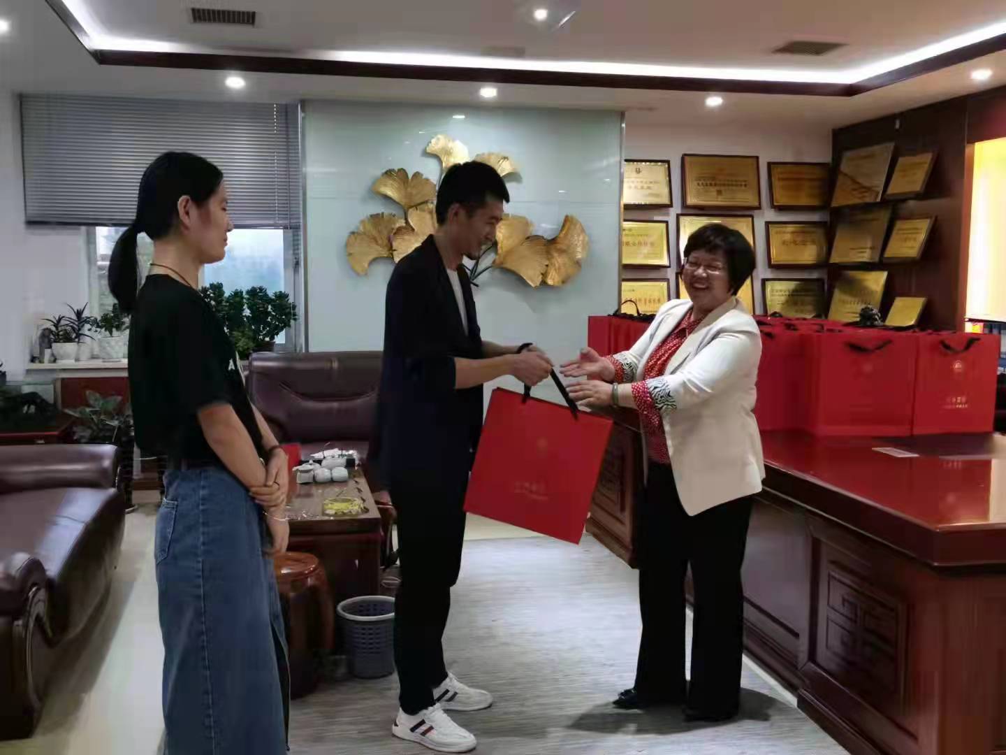 花好月圓，情暖中秋|億誠公司祝大家中秋節快樂！