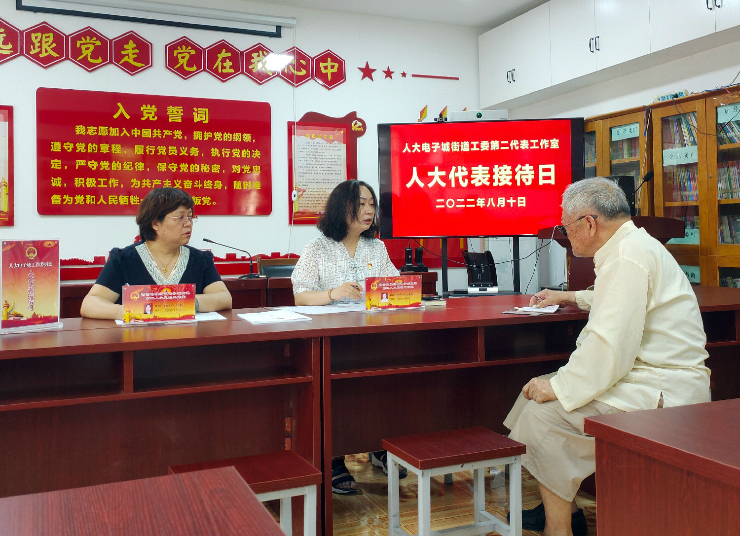 傾聽民聲,反映民意—雁塔區人大代表李妮參加人大代表接待日活動 傾聽民聲,反映民意—雁塔區人大代表李妮參加人大代表接待日活動