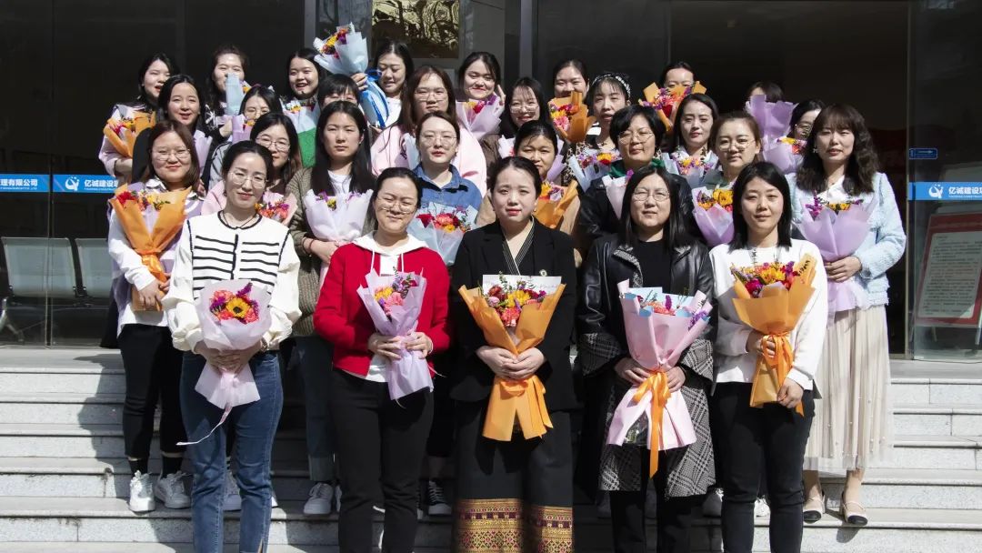 情暖女神節 巾幗綻芳華——億誠管理三八婦女節觀影活動 情暖女神節 巾幗綻芳華——億誠管理三八婦女節觀影活動