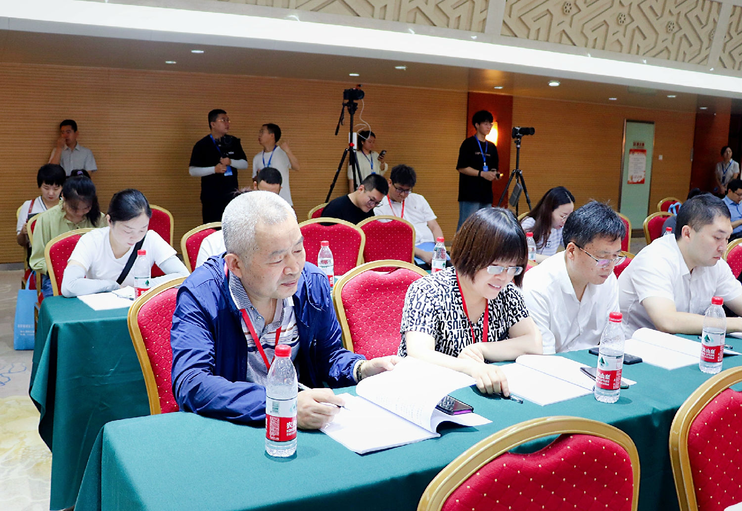 趙總,韓工參加會議 趙總,韓工參加會議