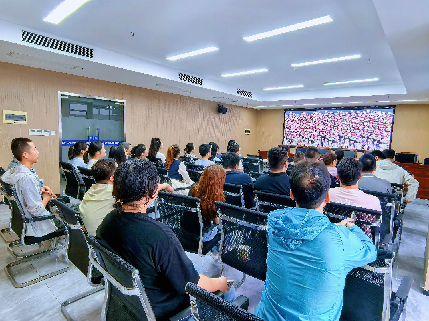 億誠管理組織員工觀看抗戰勝利80周年閱兵儀式直播 億誠管理組織員工觀看抗戰勝利80周年閱兵儀式直播